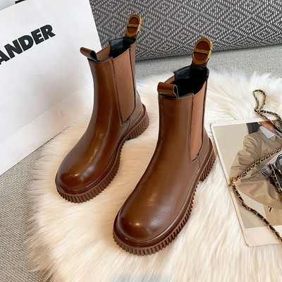 Pruunid ja mustad kunstnahast saapad