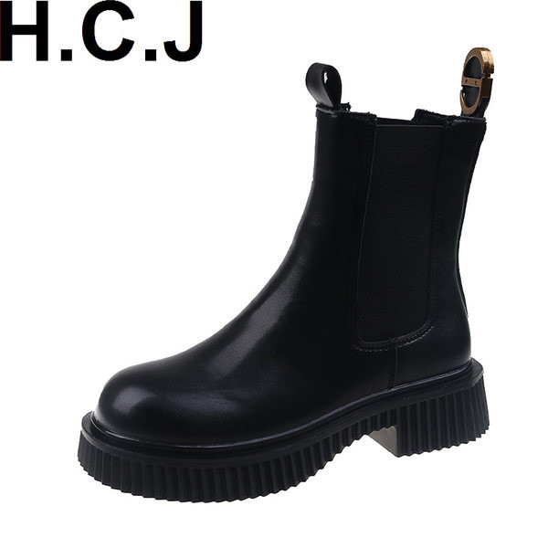 Pruunid ja mustad kunstnahast saapad