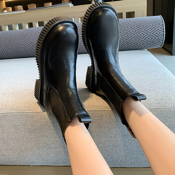 Pruunid ja mustad kunstnahast saapad