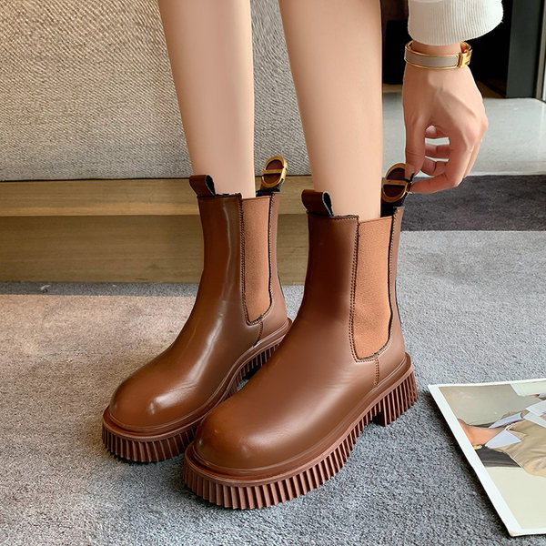 Pruunid ja mustad kunstnahast saapad