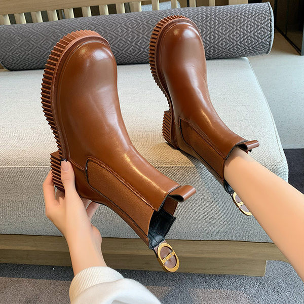 Pruunid ja mustad kunstnahast saapad