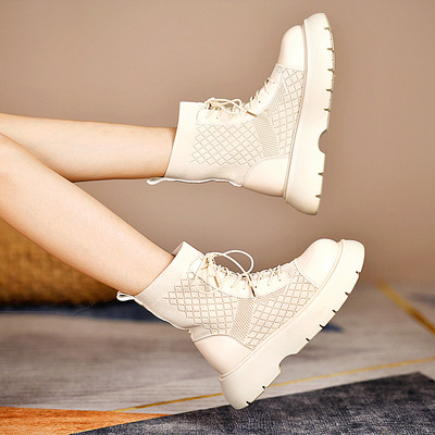 Naiste praegused paelte ja lameda tallaga saapad