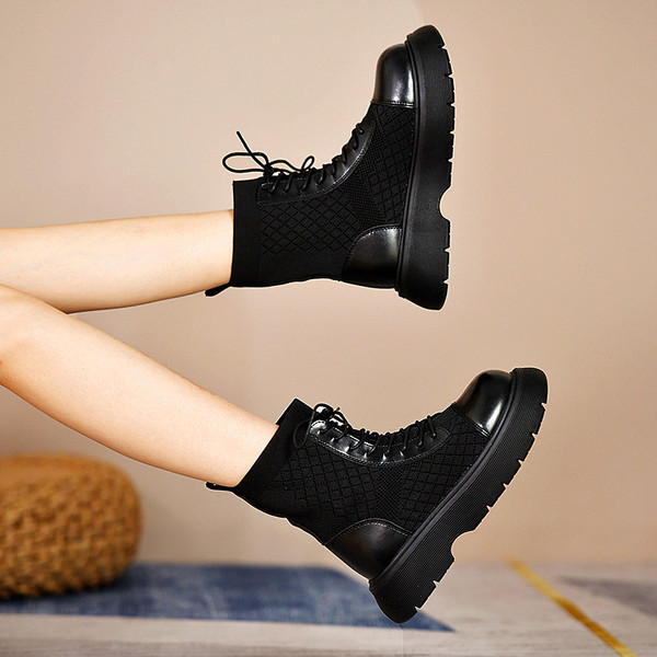 Naiste praegused paelte ja lameda tallaga saapad