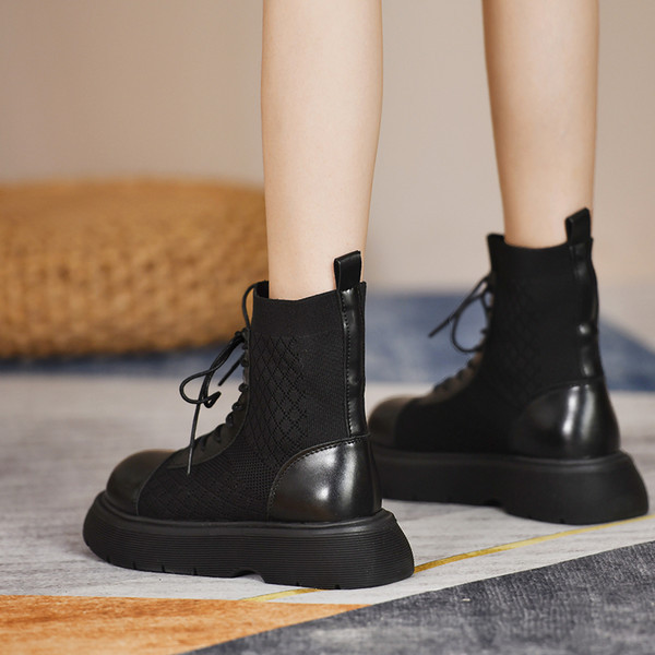 Naiste praegused paelte ja lameda tallaga saapad