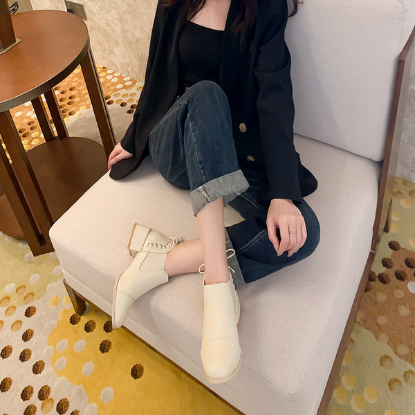 Μοντέρνες γυναικείες μπότες με κορδόνια και τακούνι 4,5 εκ