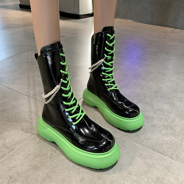 Γυναικείες μπότες από λουστρίνι με φερμουάρ και κορδόνια