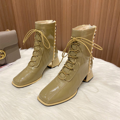 Stiilsed naiste lakknahast saapad paelte ja kõrgete kontsadega