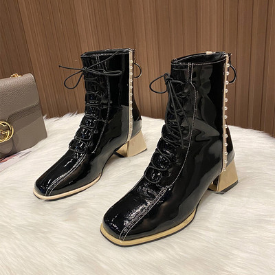 Stiilsed naiste lakknahast saapad paelte ja kõrgete kontsadega