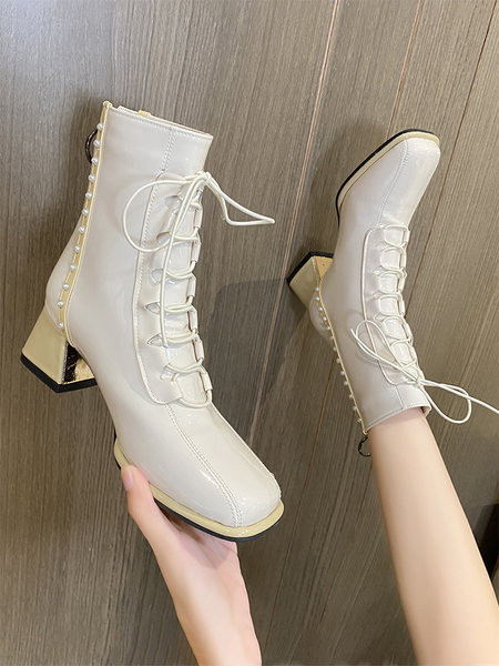 Stiilsed naiste lakknahast saapad paelte ja kõrgete kontsadega