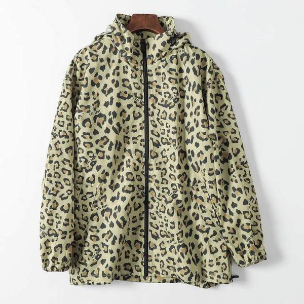 Õhuke leopardimustriga sügisene tuulejope