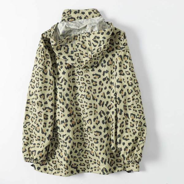 Õhuke leopardimustriga sügisene tuulejope