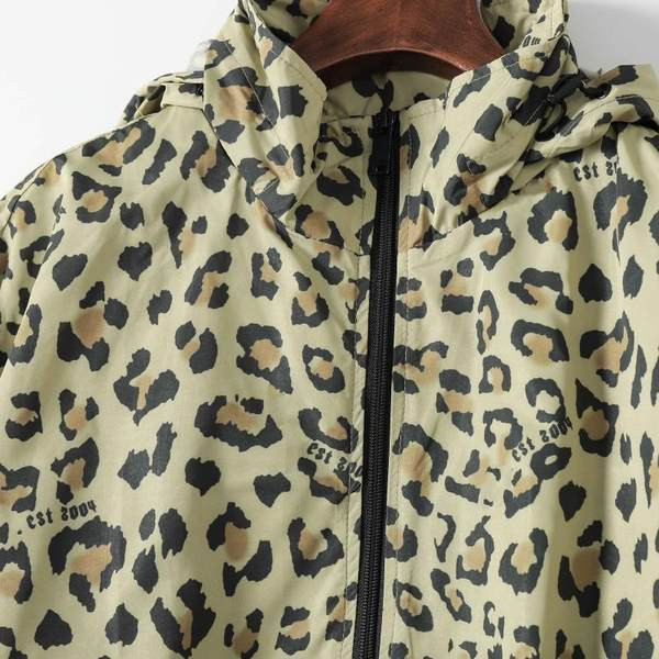 Õhuke leopardimustriga sügisene tuulejope