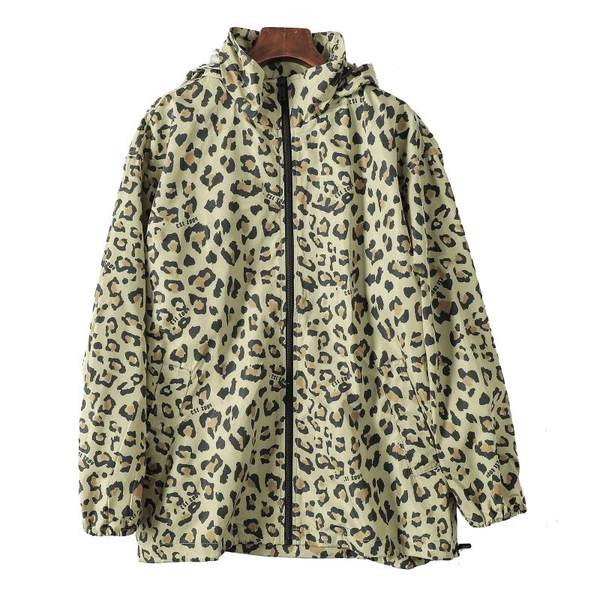 Õhuke leopardimustriga sügisene tuulejope