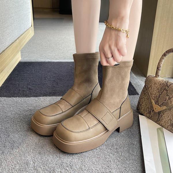 Naiste pruunid ja mustad nahast saapad