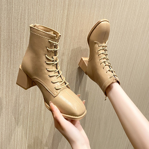 Καθημερινές  γυναικείες μπότες με κορδόνια και τακούνι