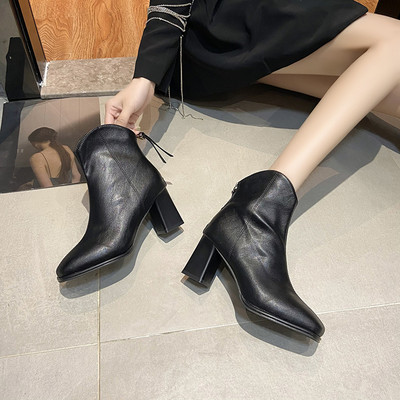 Stiilsed naiste saapad ökonahast lukuga lihtsa mudeliga