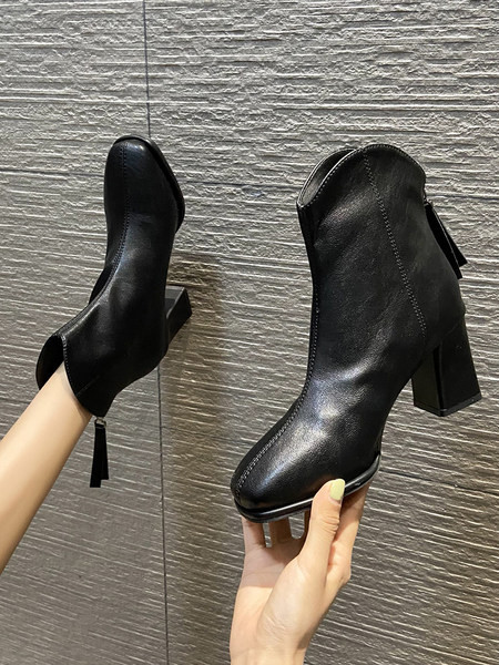 Stiilsed naiste saapad ökonahast lukuga lihtsa mudeliga