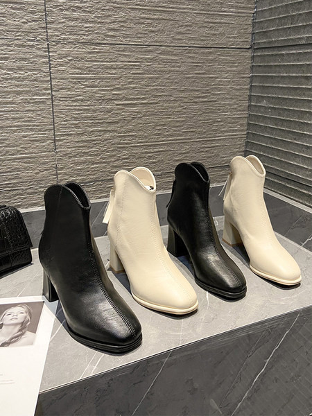 Stiilsed naiste saapad ökonahast lukuga lihtsa mudeliga