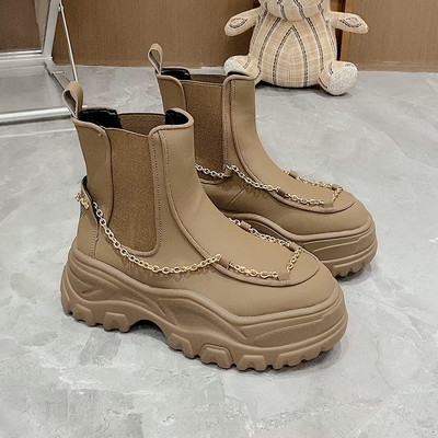 Γυναικείες μπότες με μεταλλική αλυσίδα και τραχιά σόλα