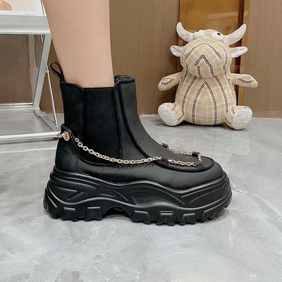 Γυναικείες μπότες με μεταλλική αλυσίδα και τραχιά σόλα
