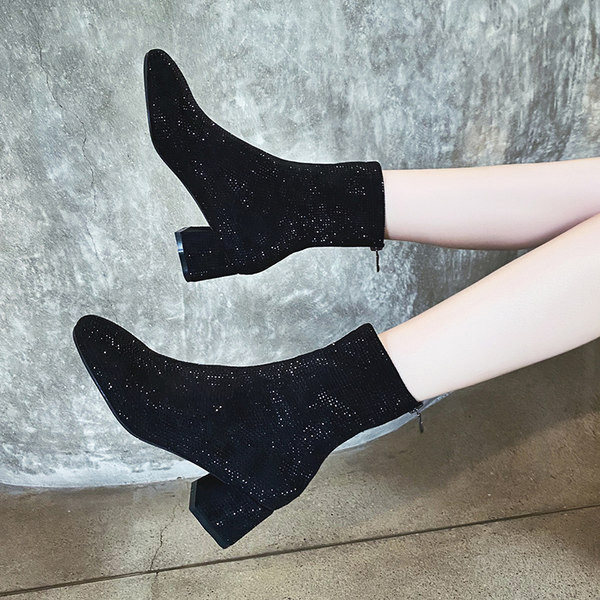 Modern női csizma díszkövekkel