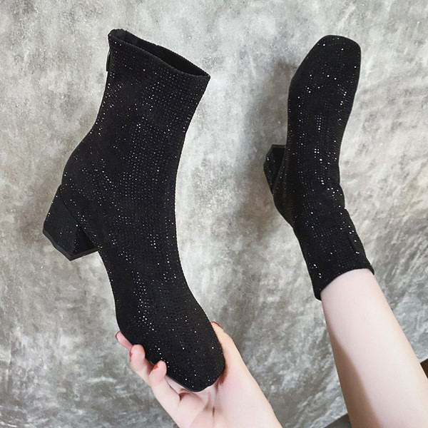 Modern női csizma díszkövekkel