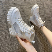 Kareda talla ja paeltega moodsad naiste saapad