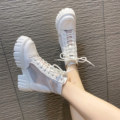 Kareda talla ja paeltega moodsad naiste saapad