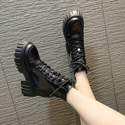 Kareda talla ja paeltega moodsad naiste saapad