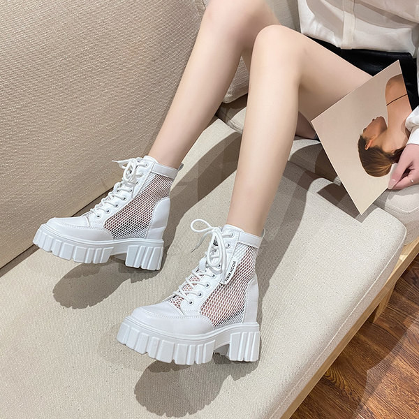 Kareda talla ja paeltega moodsad naiste saapad