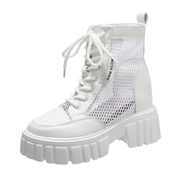 Kareda talla ja paeltega moodsad naiste saapad