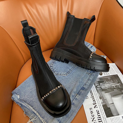 Κομψές γυναικείες μπότες στρογγυλεμένο μοντέλο με μεταλλικά στοιχεία