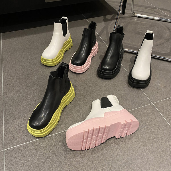 Kaasaegsed naiste saapad tavaline mudel kareda tallaga