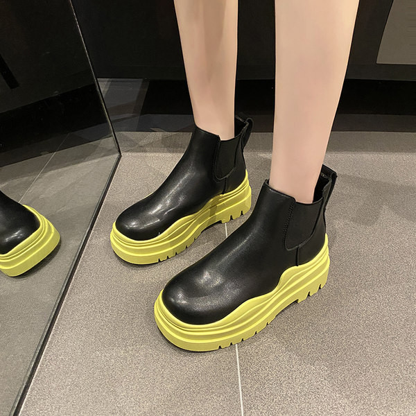 Kaasaegsed naiste saapad tavaline mudel kareda tallaga