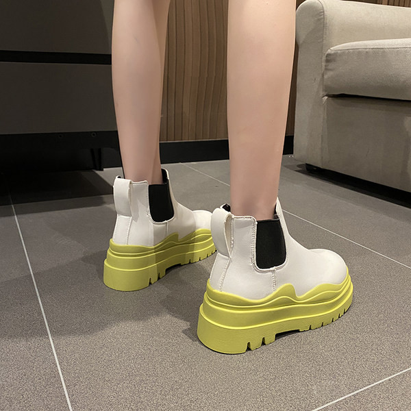 Kaasaegsed naiste saapad tavaline mudel kareda tallaga