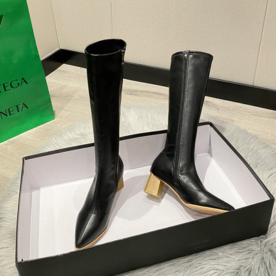 Κομψές γυναικείες μπότες μυτερό μοντέλο με τακούνι