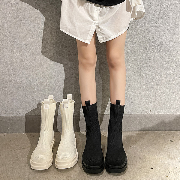 Kahes värvitoonis lameda tallaga naiste saapad