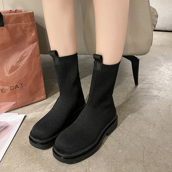 Kahes värvitoonis lameda tallaga naiste saapad