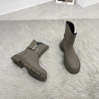 Pandla ja lameda tallaga naiste saapad