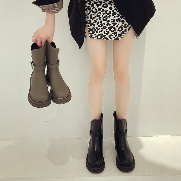 Pandla ja lameda tallaga naiste saapad