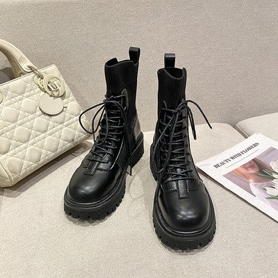 Μοντέρνα γυναικείες μπότες με τραχιά σόλα και κορδόνια