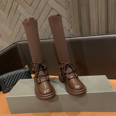 Μοντέρνες γυναικείες μπότες με τραχιά σόλα και κορδόνια