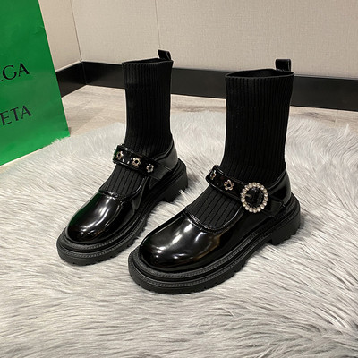 Kareda talla ja metallelementidega stiilsed naiste saapad