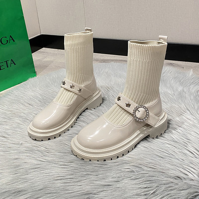 Kareda talla ja metallelementidega stiilsed naiste saapad