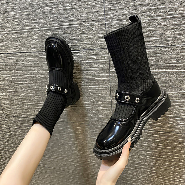 Kareda talla ja metallelementidega stiilsed naiste saapad