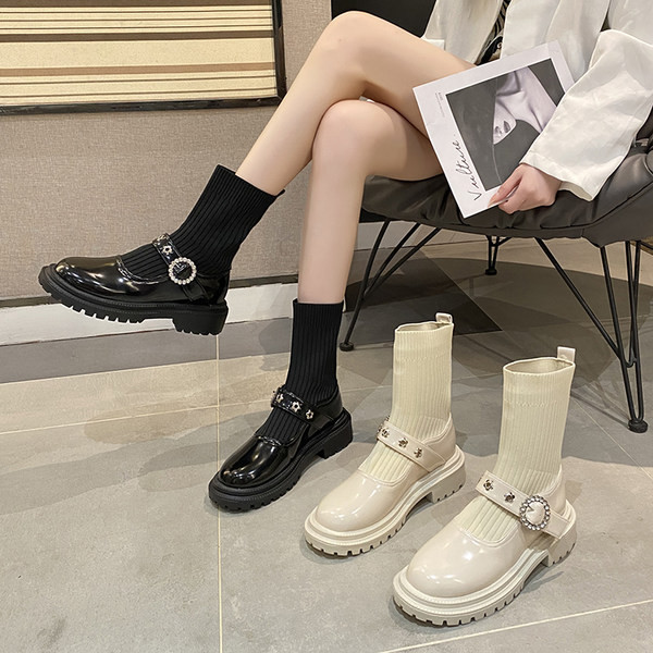 Kareda talla ja metallelementidega stiilsed naiste saapad