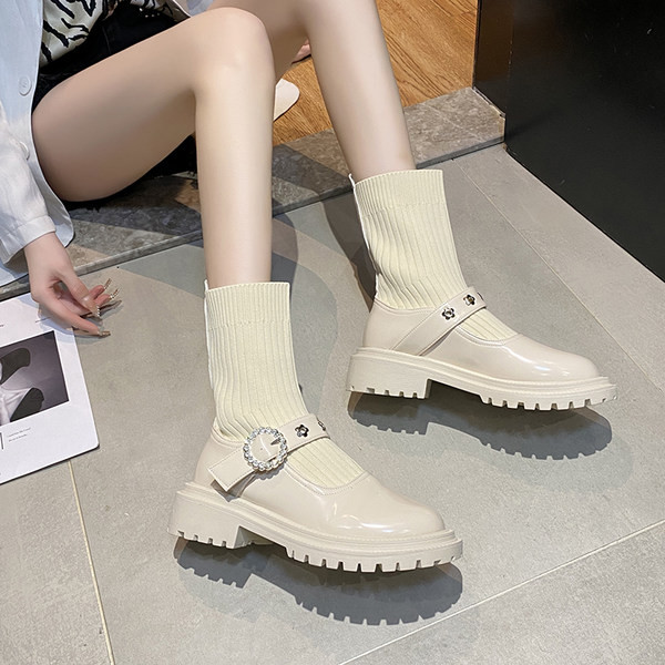 Kareda talla ja metallelementidega stiilsed naiste saapad