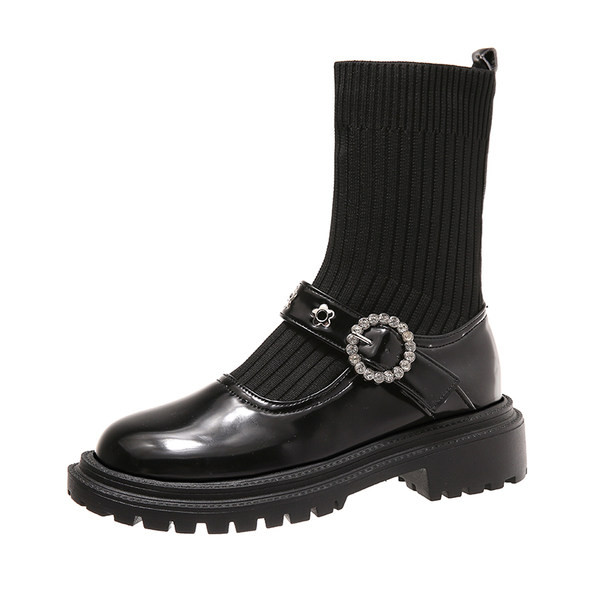 Kareda talla ja metallelementidega stiilsed naiste saapad