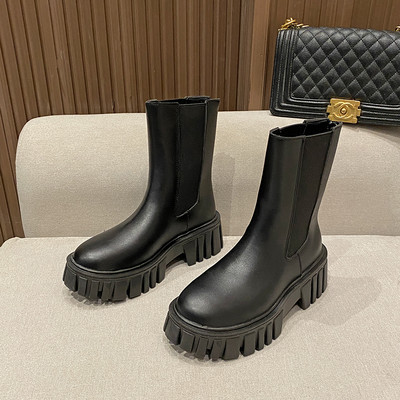 Γυναικείες μπότες απλό μοντέλο με τραχιά σόλα