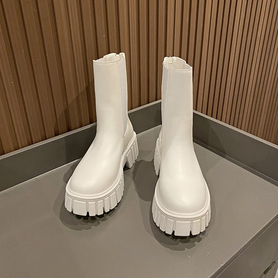 Γυναικείες μπότες απλό μοντέλο με τραχιά σόλα